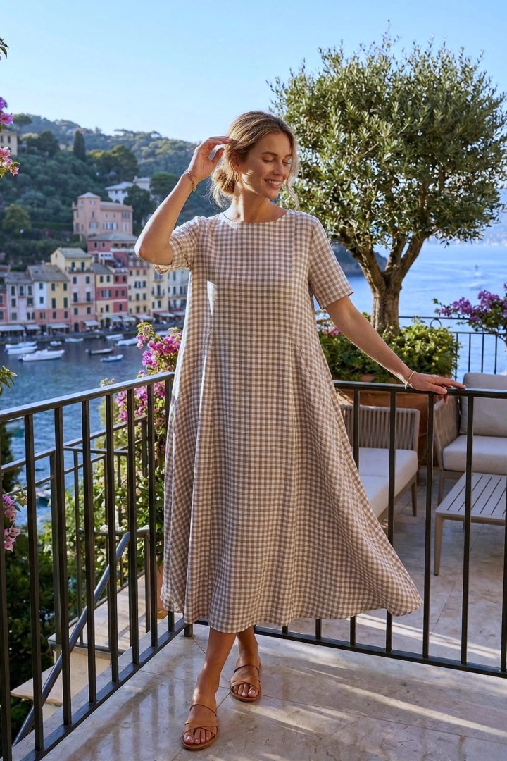 Sukienka oversize midi Cizzago fango w krateczkę gingham plus size z krótkim rękawem okrągłym dekoltem i kieszeniami