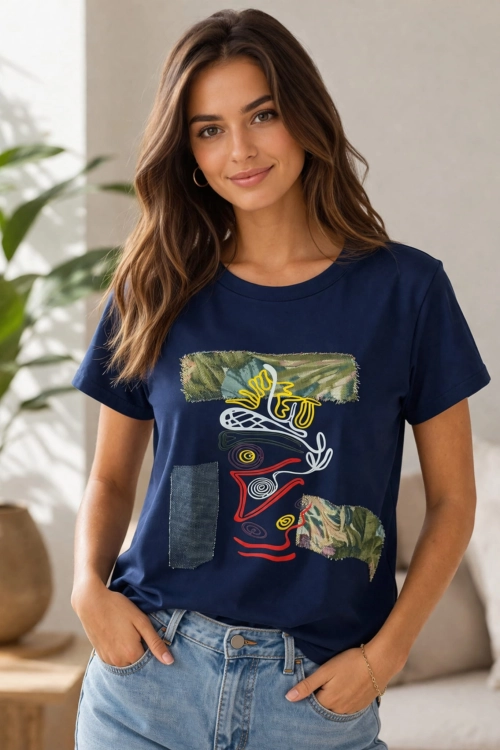 Granatowy t shirt damski z abstrakcyjnym wzorem i naszywkami styl włoski  Siderno
