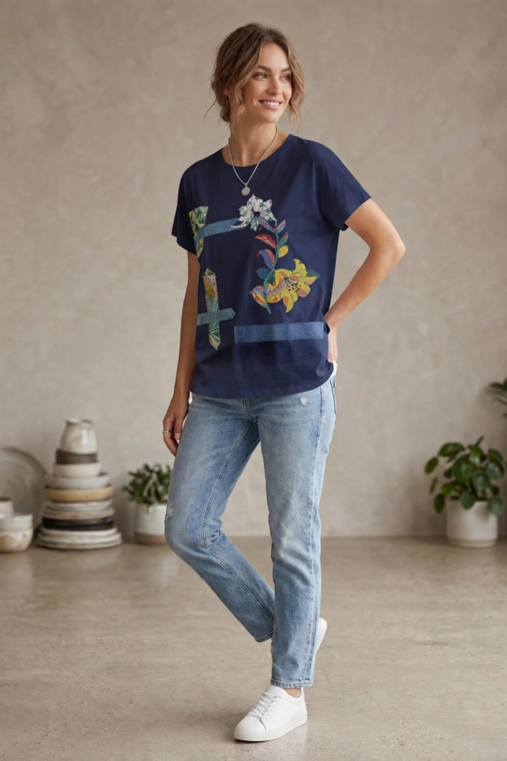 Granatowa bluzka damska oversize Langhirano t-shirt z krótkim rękawem i okrągłym dekoltem z naszywkami i kwiatami