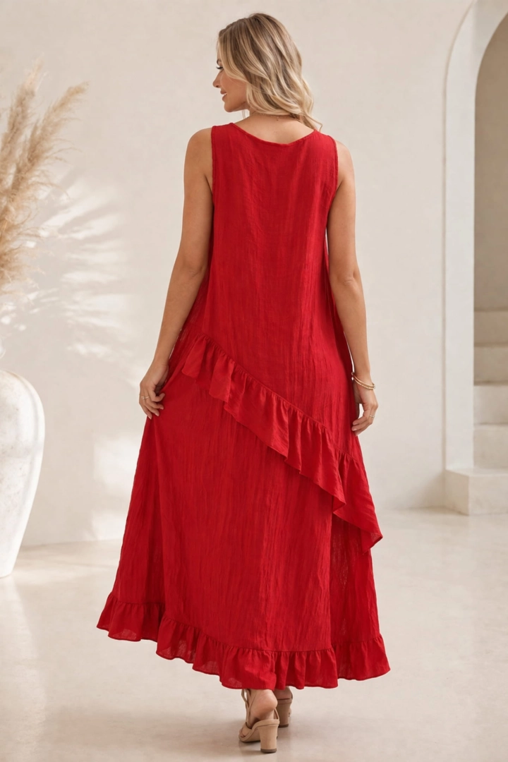 Czerwona sukienka midi asymetryczna Custonaci na szerokich ramiączkach z falbankami i okrągłym dekoltem kreszowana