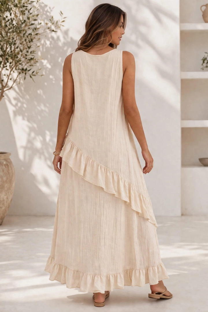 Jasno beżowa sukienka midi asymetryczna Custonaci na szerokich ramiączkach z falbankami i okrągłym dekoltem kreszowana