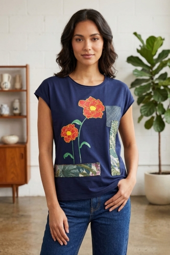 Granatowy t shirt Belluno damski z nadrukiem czerwonego kwiatu i aplikacjami materiałowymi