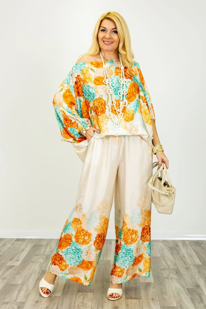 Satynowa bluzka w kwiaty z rękawem kimono oversize Pedesina ecru z pomarańczowym