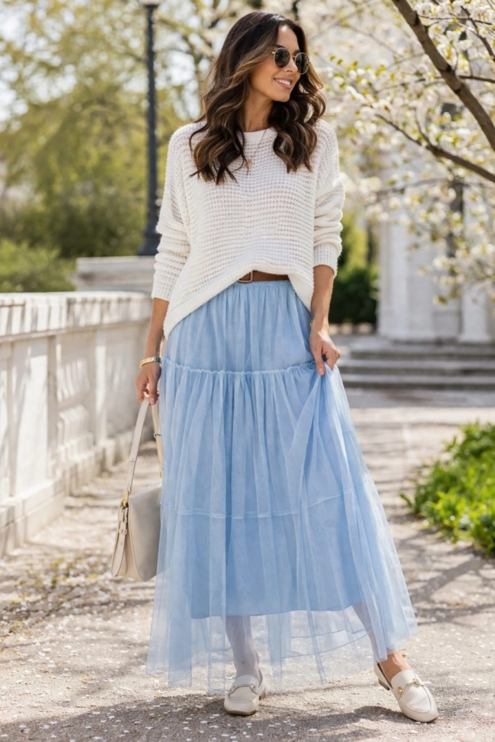 Spódnica maxi tiulowa warstwowa w pastelowym błękicie tworzy efekt zwiewności i subtelnego ruchu przy każdym kroku