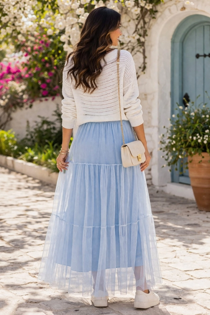 Rozkloszowana spódnica tiulowa jasnoniebieska na gumce zapewnia wygodę i lekkość noszenia w każdej sytuacji