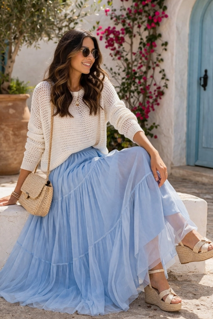 Tiulowa spódnica maxi w odcieniu baby blue z przeszyciami subtelnie buduje objętość i podkreśla kobiecy charakter stylizacji