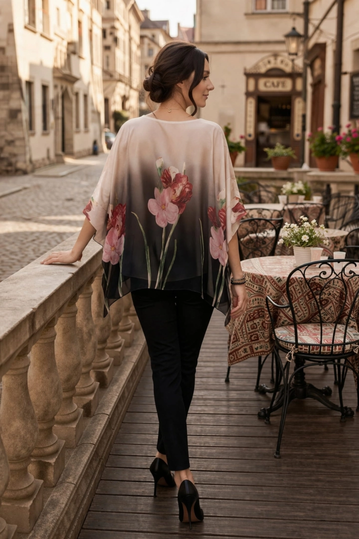 Bluzka Cicagna czarna jedwabna z okrągłym dekoltem i rękawem kimono w kwiaty