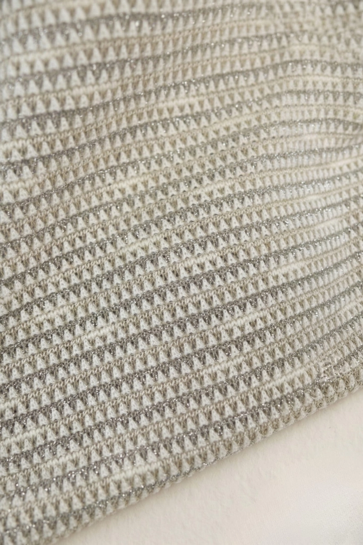 Casinalbo beżowa bluzka oversize asymetryczna z krótkim rękawem okrągłym dekoltem i ozdobną srebrną nitką