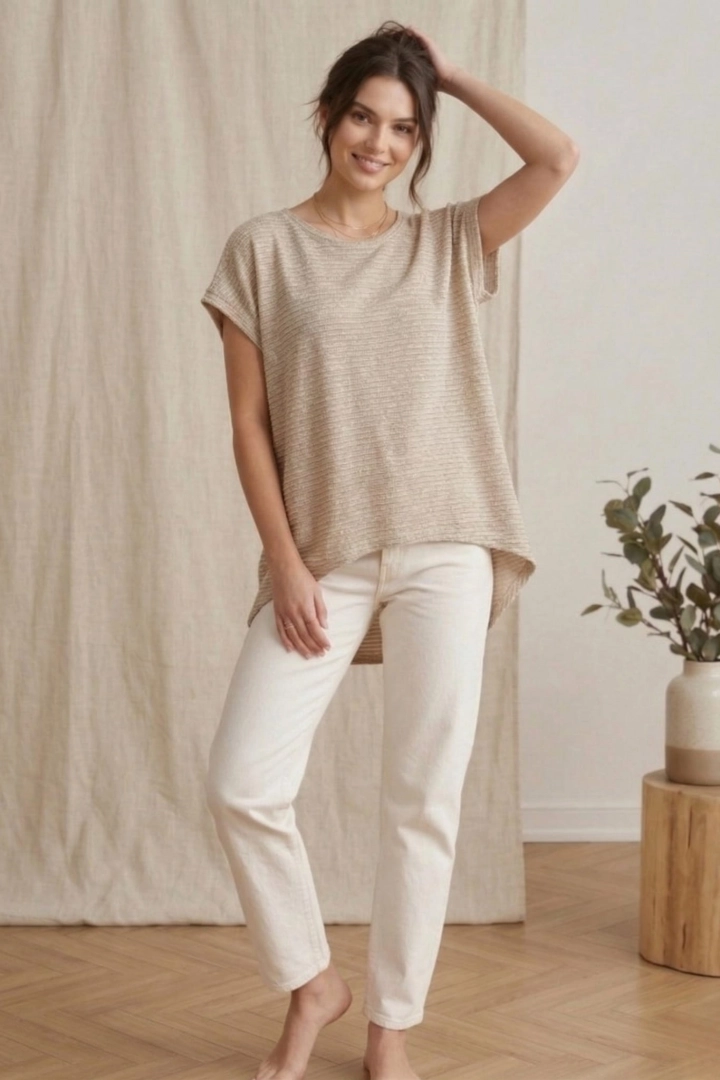 Bluzka oversize asymetryczna beżowa Casinalbo z krótkim rękawem okrągłym dekoltem i ozdobną srebrną nitką