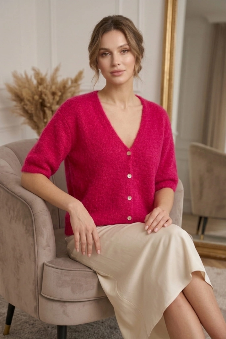 Fuksjowy sweterek damski Lecca zapinany na guziki z dekoltem V cienki kardigan na wiosnę