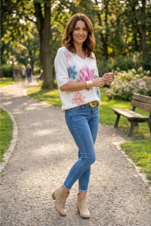 Bluzka dzianinowa damska Arsolio biała z różowymi kwiatami oversize szeroki rękaw casual