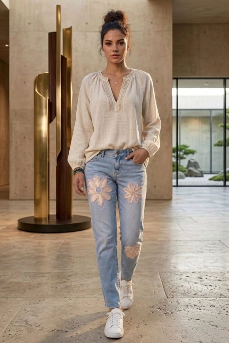 Jeansy damskie Pianteda slim fit light denim blue z naszywanymi kwiatami i ozdobnymi przeszyciami z tyłu