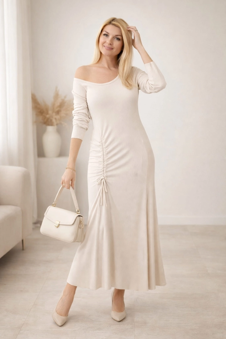 Beżowa jasna sukienka Lumezzana maxi prążkowana z regulacją na przodzie długim rękawem i okrągłym dekoltem