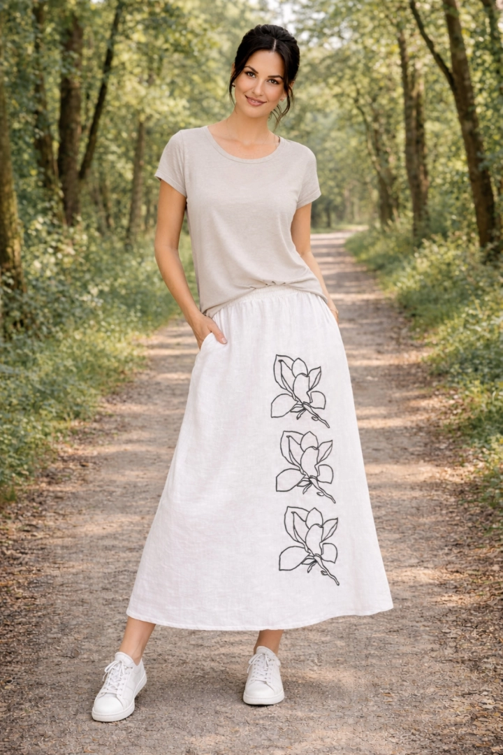 Spódnica maxi lniana oversize na gumce z kieszeniami i wzorem kwiatowym Pinetamara biała