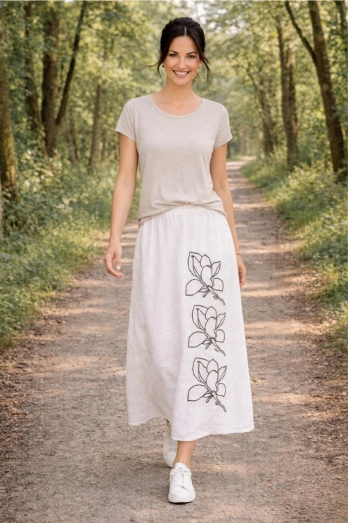 długa spódnica lniana maxi biała z kieszeniami i kwiatowym wzorem boho Pinetamara
