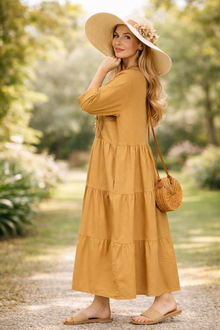 Camelowa sukienka maxi oversize rozkloszowana z dekoltem V długim rękawem ażurowymi wstawkami przeszyciami i falbanką Cavarzere