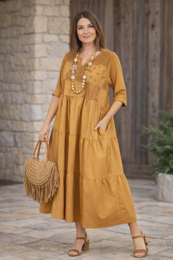 MessengSukienka maxi camelowa oversize z dekoltem V długim rękawem rozkloszowana ażurowe wstawki przeszycia falbana Cavarzere