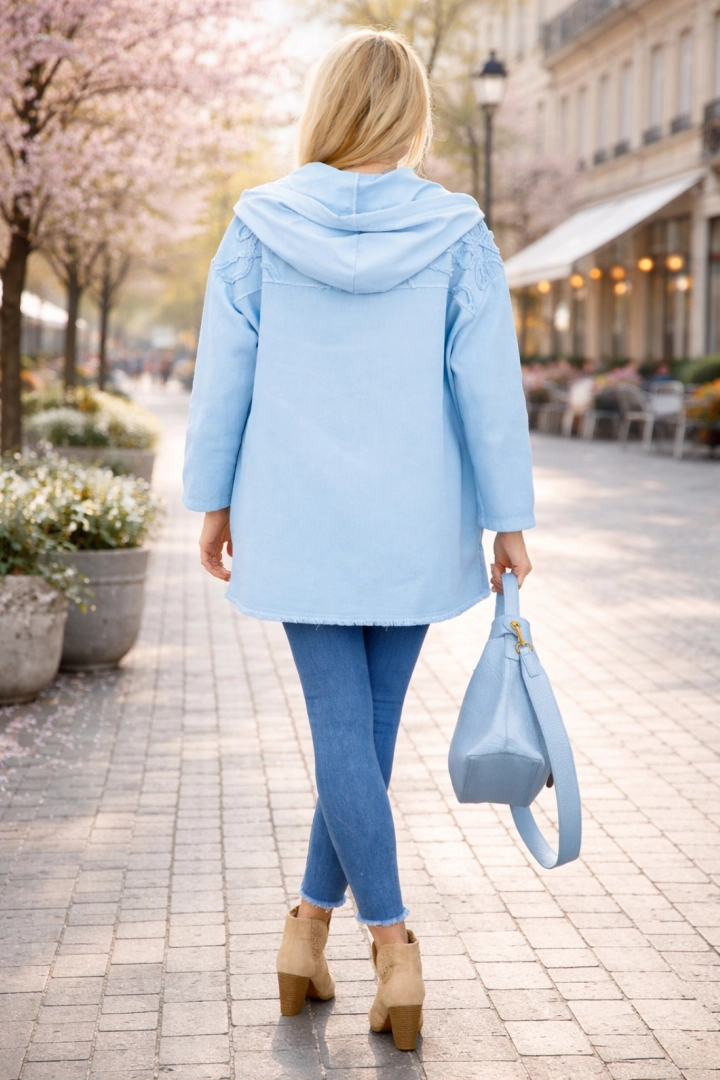 kurtka damska błękitna denim Vallecorsa z haftem i kieszeniami casual chic