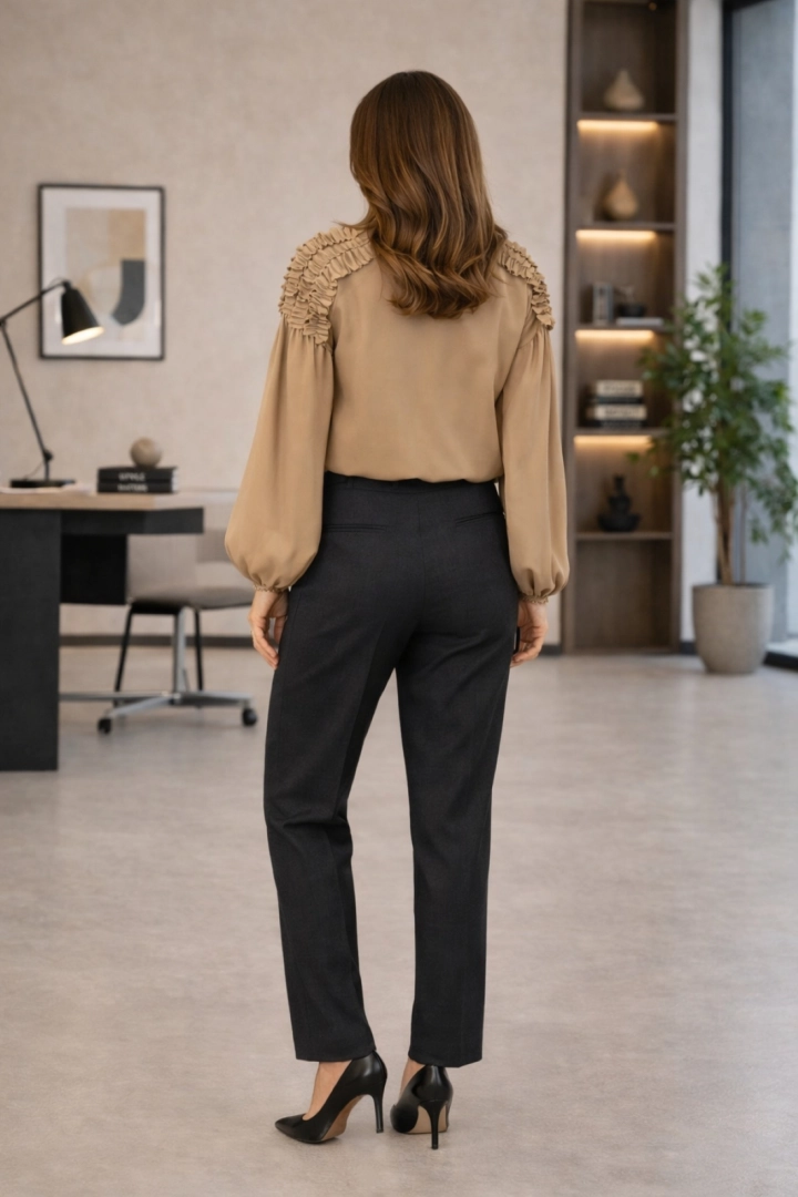 Bluzka damska camelowa stylowa z marszczonymi ramionami i wiązaniem przy szyi Abruzja sprawdza się na co dzień.