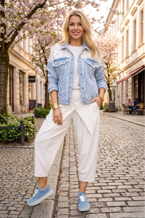 Jeansowa kurtka damska krótka z koronką i mankietami Vicolunga light denim blue