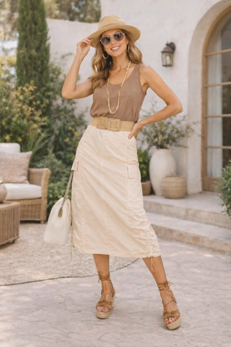 Spódnica midi beżowa Casoli z gumką w pasie ściągaczami po bokach kieszeniami cargo i rozcięciem z tyłu