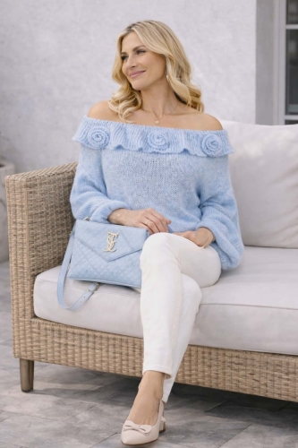 Sweter niebieski Gissi hiszpanka z falbanką i kwiatami 3D odkryte ramiona długi rękaw