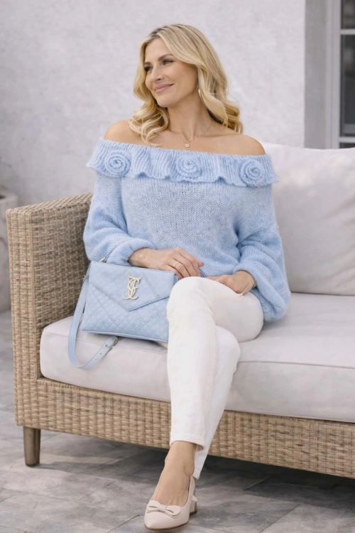Sweter niebieski Gissi hiszpanka z falbanką i kwiatami 3D odkryte ramiona długi rękaw