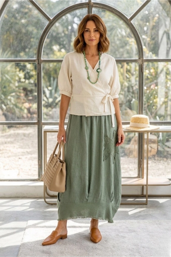 Spódnica maxi lniana ażurowy kwiat z cekinami strzępione wykończenie dłuższe boki ozdobne zakładki u dołu Martellago khaki