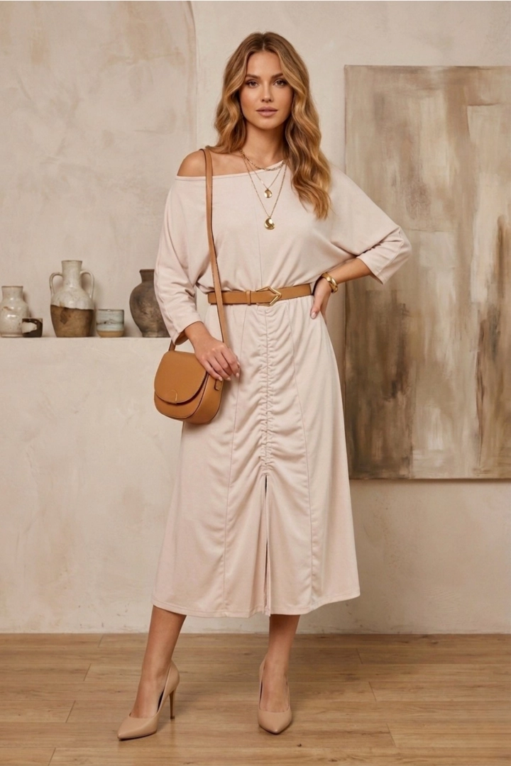 Sukienka beżowa midi Pretoro z rękawem kimono przeszyciami kwiatem 3D i ściągaczem na przodzie