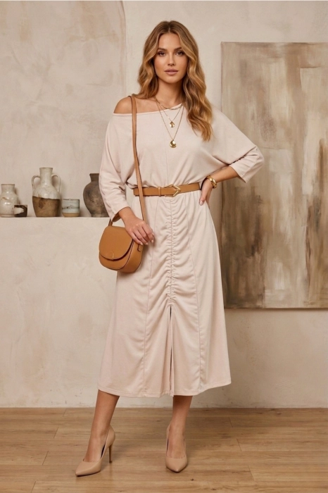 Sukienka beżowa midi Pretoro z rękawem kimono przeszyciami kwiatem 3D i ściągaczem na przodzie