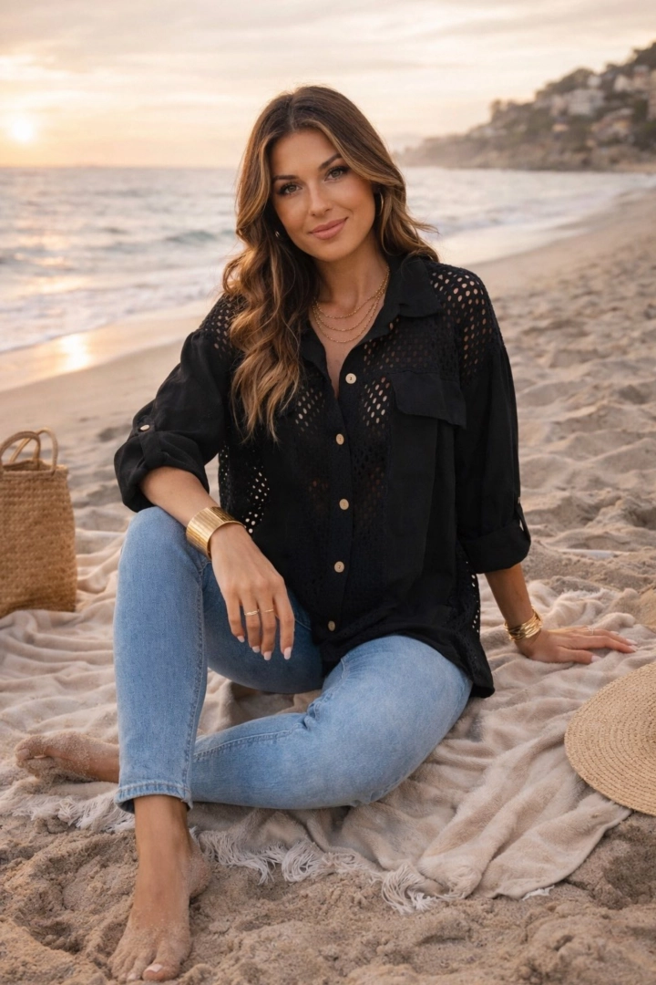 Koszula lniana damska czarna narzutka oversize z guzikami i ażurowym przodem podkreśla strukturę materiału.