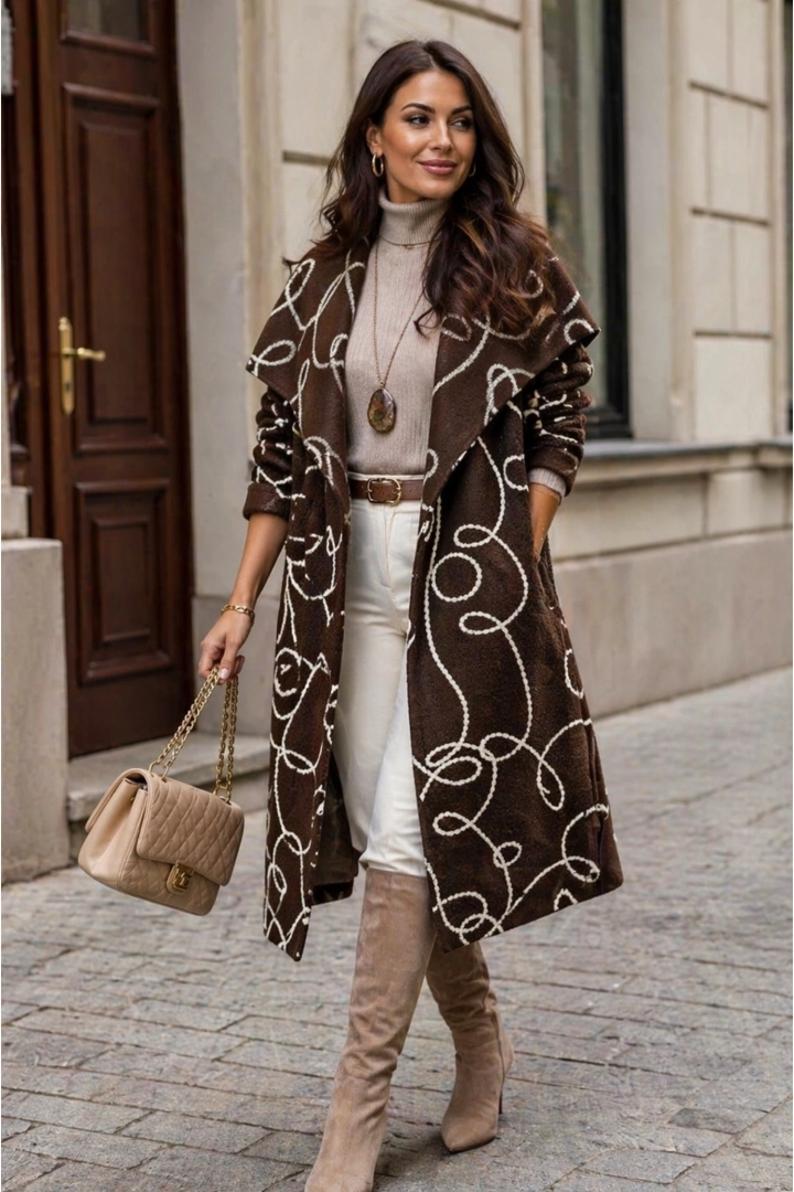 Brązowy płaszcz damski niezapinany z kieszeniami i szerokim kołnierzem w codziennym ujęciu.