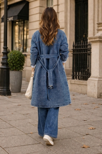 Jeansowy trencz damski oversize denim niebieski płaszcz midi z kieszeniami Mazzantica