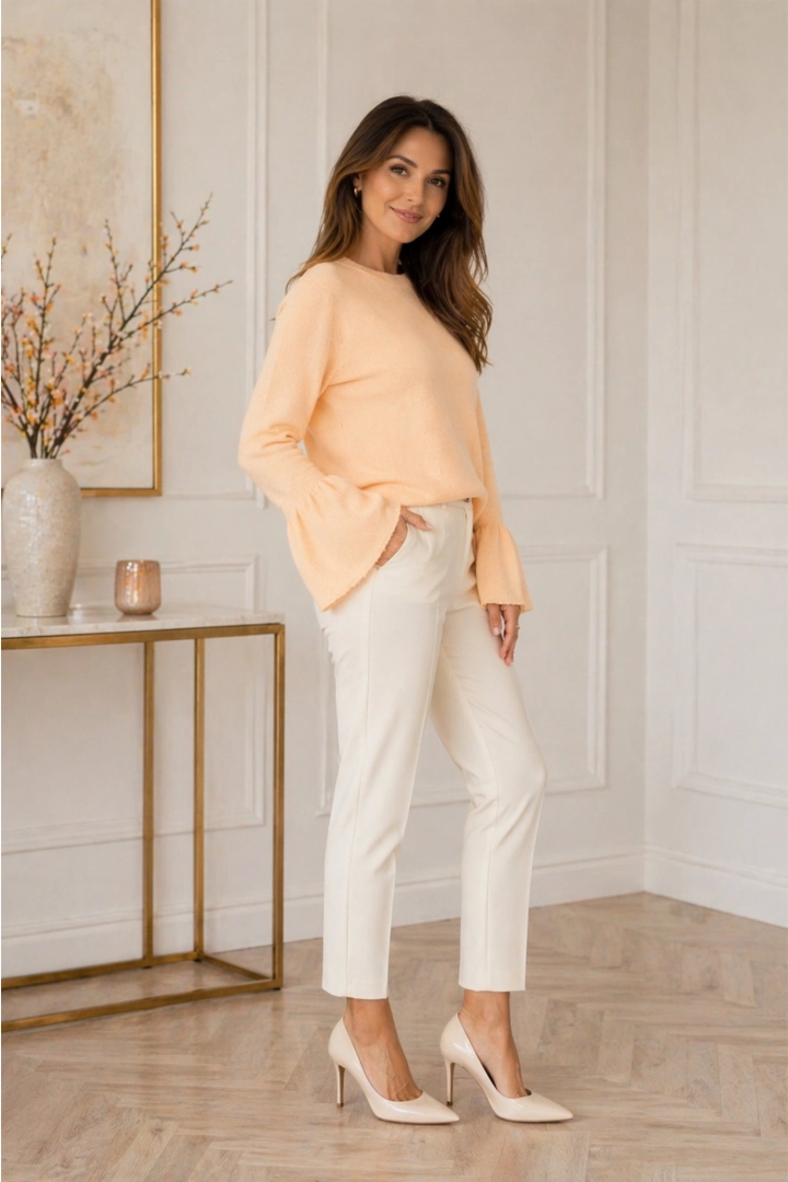 Sweter damski morelowy z okrągłym dekoltem i rękawami zakończonymi falbanką Sassinoro