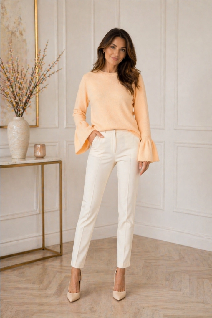 Sweter damski pastelowy morelowy z okrągłym dekoltem i swobodnym krojem na co dzień.