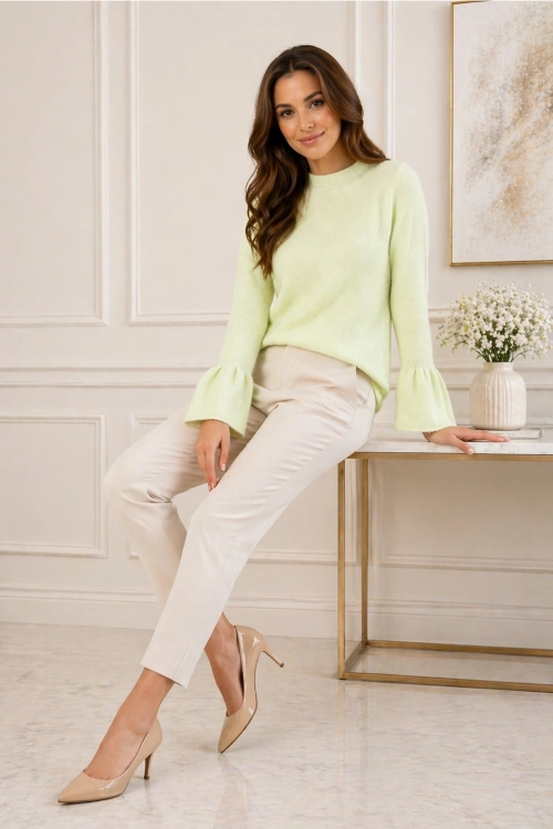 Sweter damski pistacjowy z rękawami zakończonymi falbanką i miękką dzianiną w stylu casual.