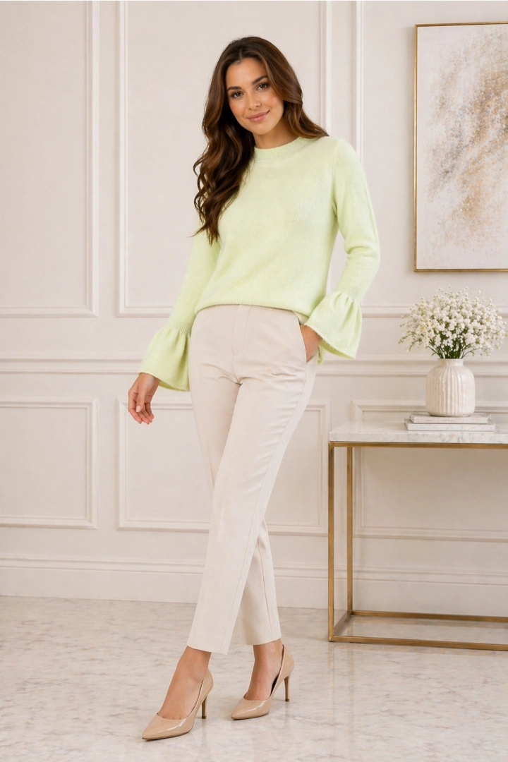 Pistacjowy sweter damski z okrągłym dekoltem i luźnym krojem na sezon przejściowy.
