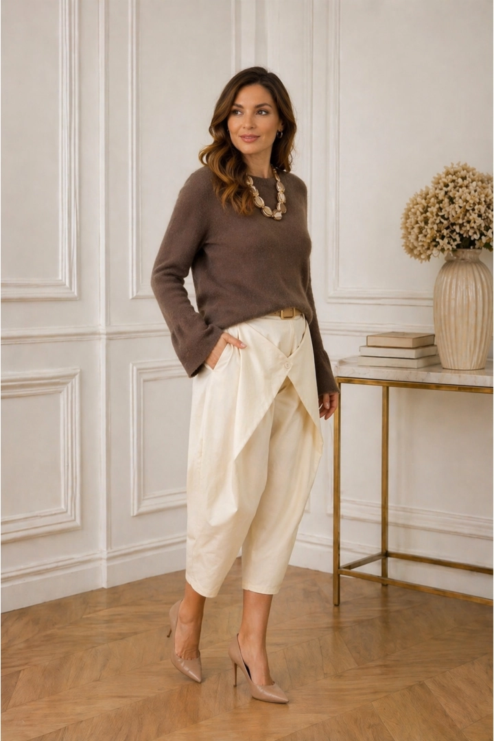 Sweter damski czekoladowy z okrągłym dekoltem i rękawami zakończonymi falbanką w stylu casual.