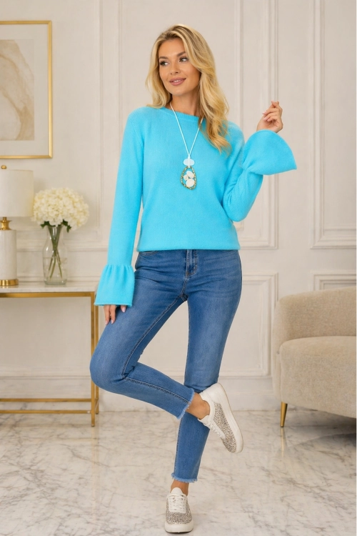 Sweter damski niebieski z rękawami zakończonymi falbanką i miękką dzianiną w stylu casual.