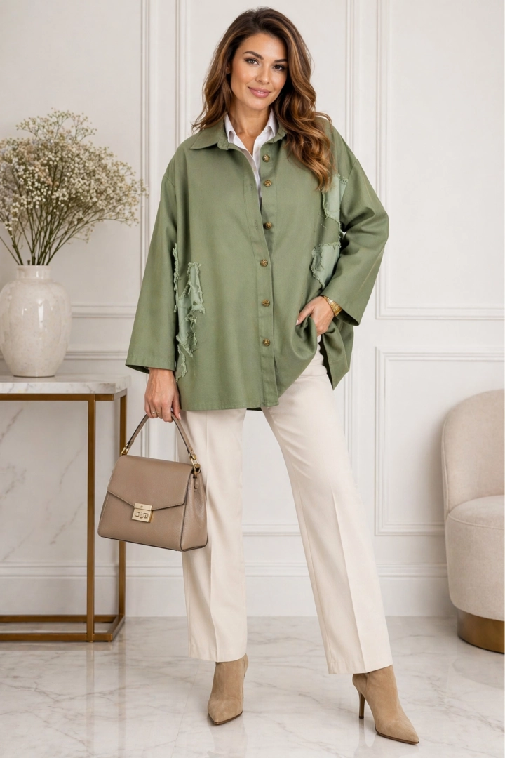 Kurtka jeansowa damska khaki narzutka oversize zapinana na guziki z kołnierzem i naszywanymi strzępionymi kwiatami Caporciano