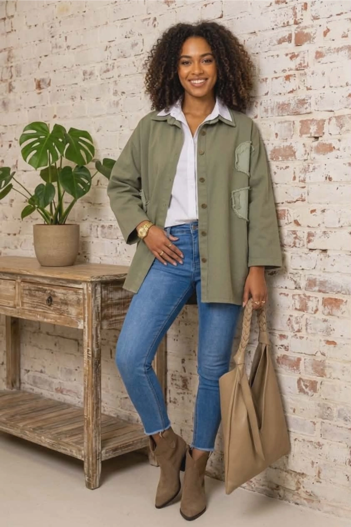 Kurtka jeansowa damska khaki narzutka oversize z kołnierzem zapinana na guziki i naszywanymi strzępionymi kwiatami Caporciano