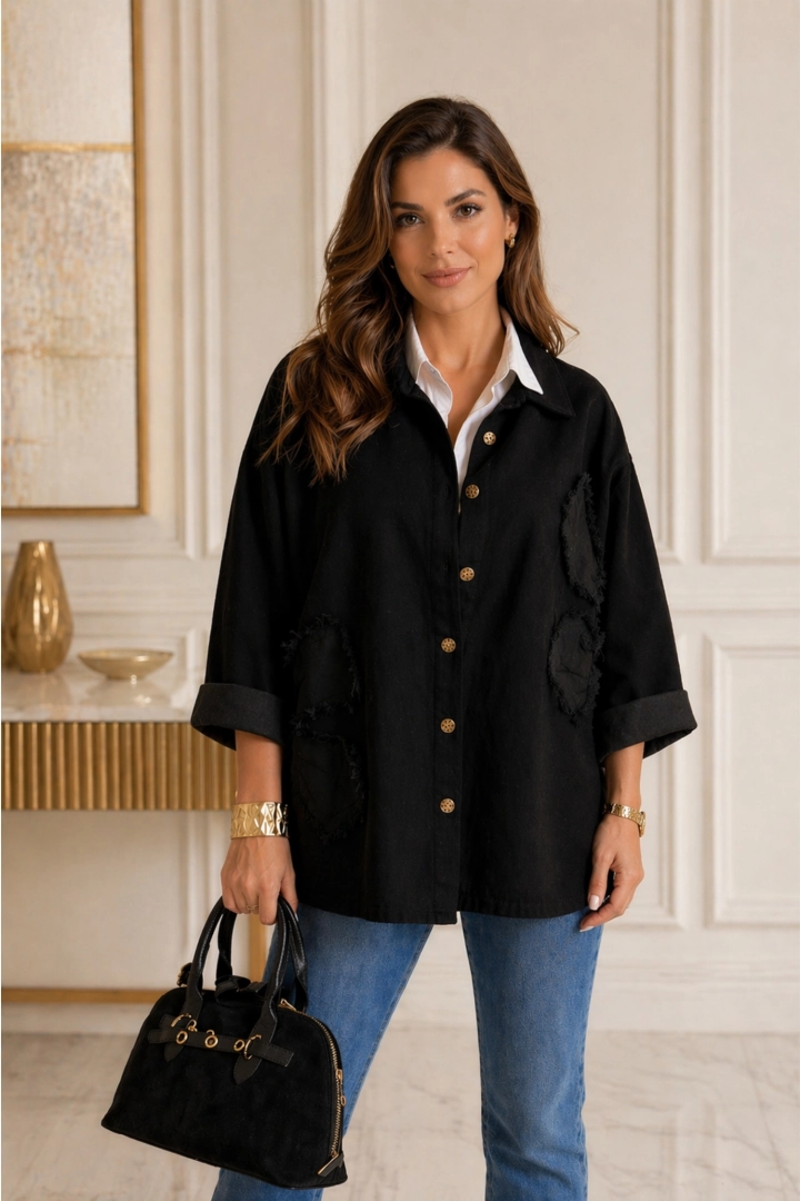 Kurtka jeansowa damska czarna narzutka oversize zapinana na guziki z kołnierzem i naszywanymi strzępionymi kwiatami Caporciano