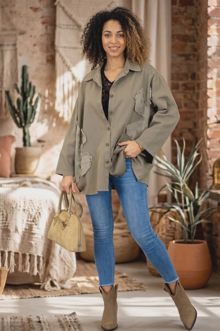 Kurtka jeansowa damska fango narzutka oversize zapinana na guziki z kołnierzem naszywane strzępione kwiaty Caporciano