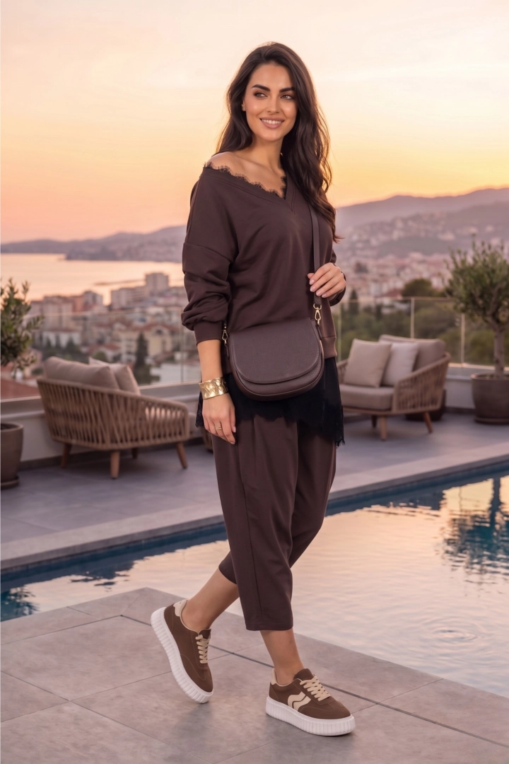 Bluza damska brązowa oversize nie opina ciała i maskuje okolice brzucha.