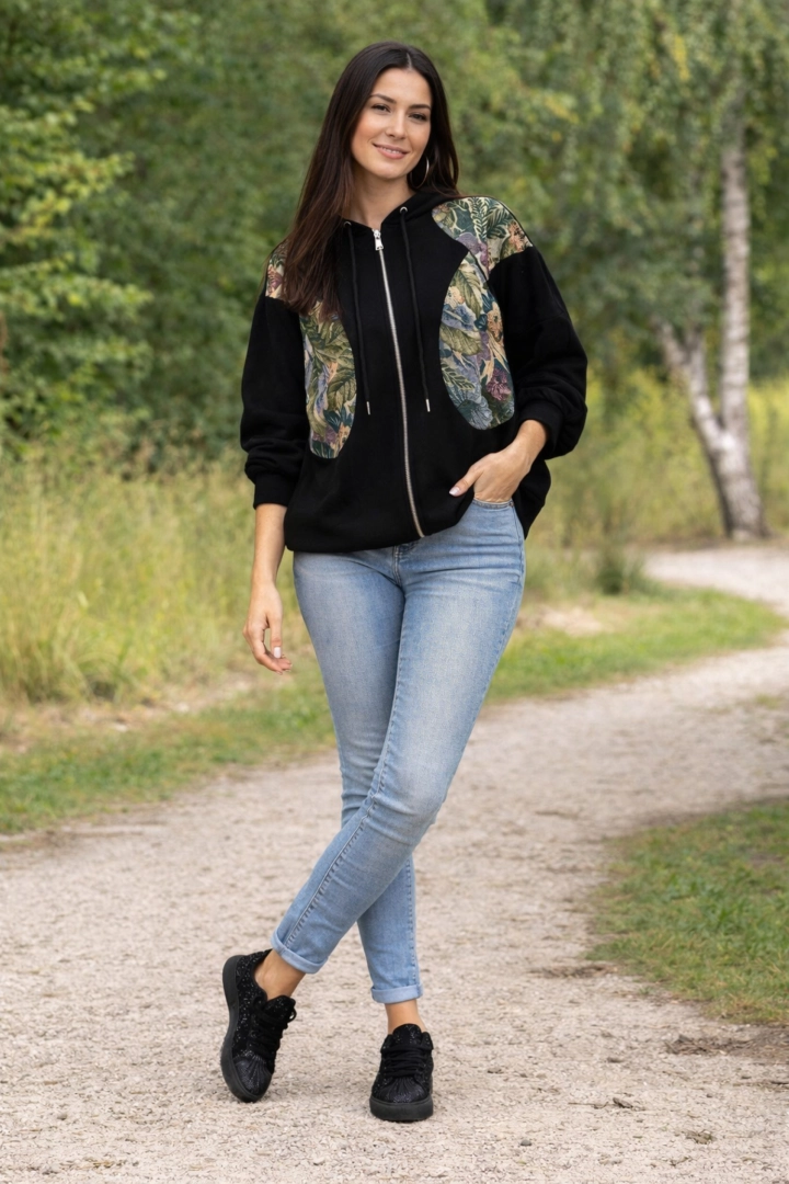 bluza damska czarna oversize z kapturem zapinana na suwak z kieszeniami i kwiatowym printem Ribottoli