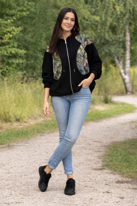 bluza damska czarna oversize z kapturem zapinana na suwak z kieszeniami i kwiatowym printem Ribottoli