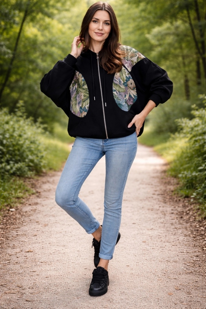 czarna bluza damska oversize z kapturem na zamek z kieszeniami i printem roślinnym Ribottoli