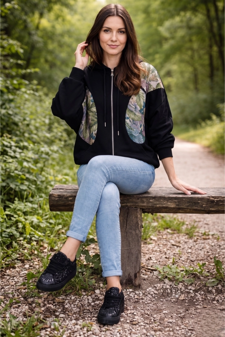 bluza damska czarna oversize na suwak z kapturem i kolorowym printem kwiatowym Ribottoli