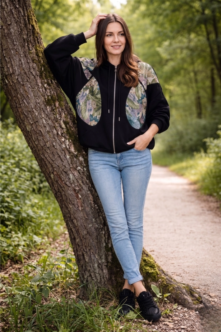 bluza oversize damska czarna z kapturem zapinana na zamek z kieszeniami i printem floralnym Ribottoli