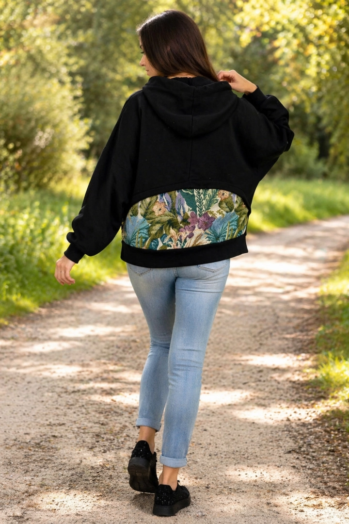 czarna bluza damska oversize z kapturem na suwak z kieszeniami i wzorem kwiatowym Ribottoli